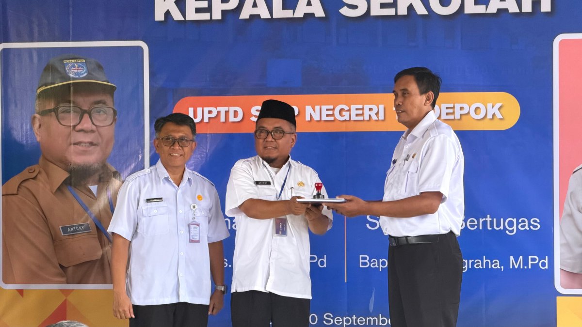 Momen Bersejarah: Serah Terima Jabatan Plt. Kepala SMP Negeri 10 Depok